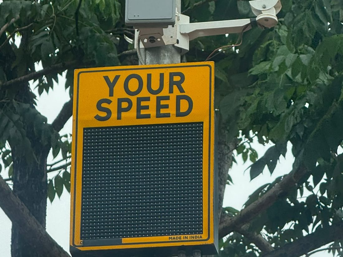 2-Digit radar speed display with a red over-speed beacon and the radar sensor mounted on the same pole
